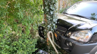 Auto tegen boom Grootebroek2