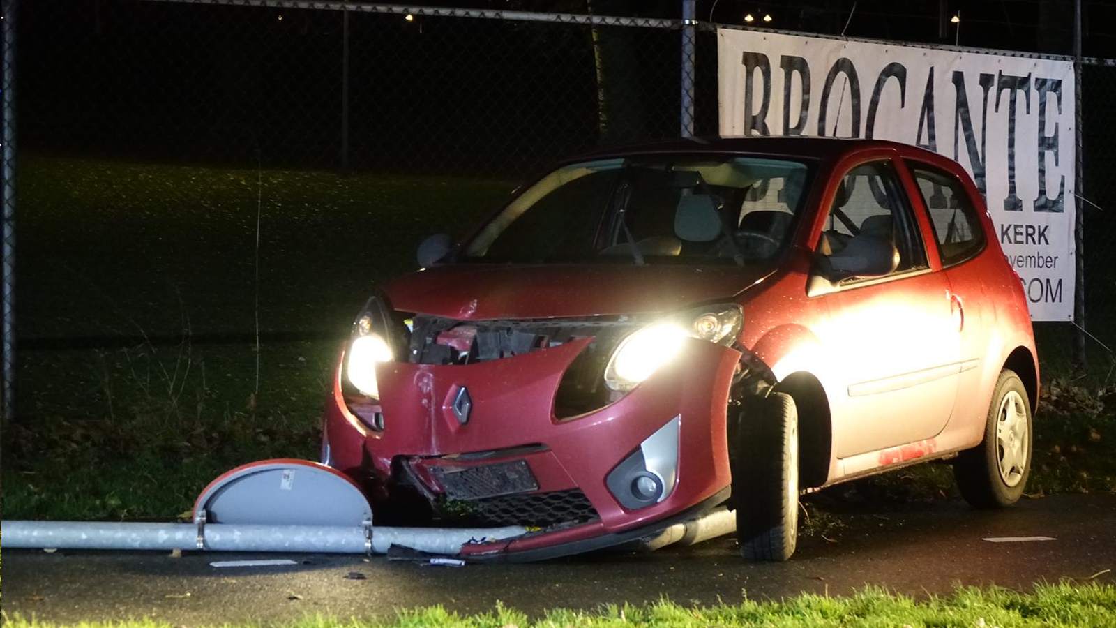 Auto uit de bocht gevlogen: twee aanhoudingen 