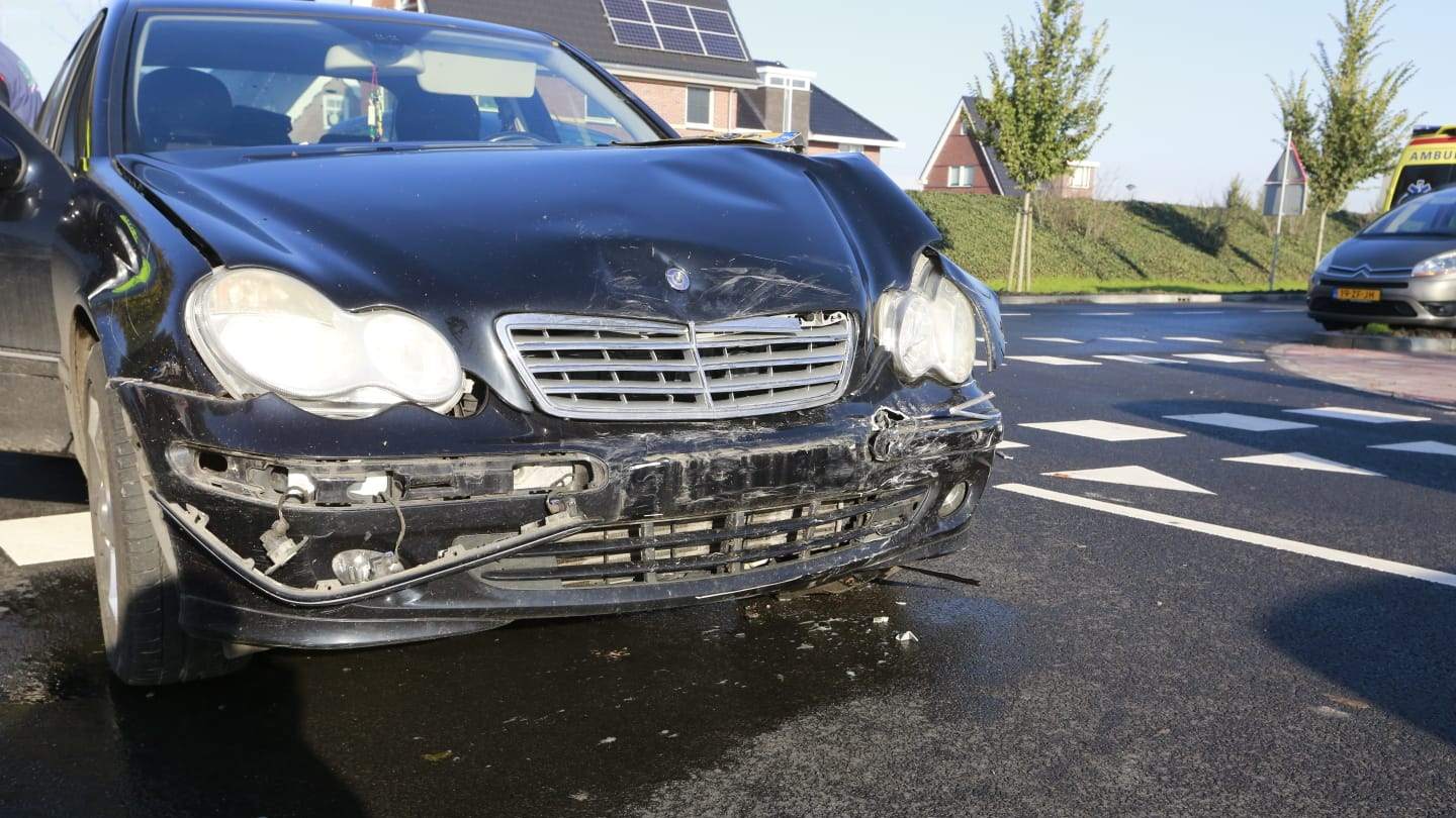 Auto's tegen elkaar gebotst in De Goorn