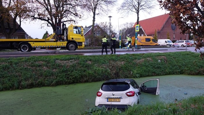 Auto te water Zwaagdijk Oost 3