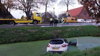 Auto te water Zwaagdijk Oost 3