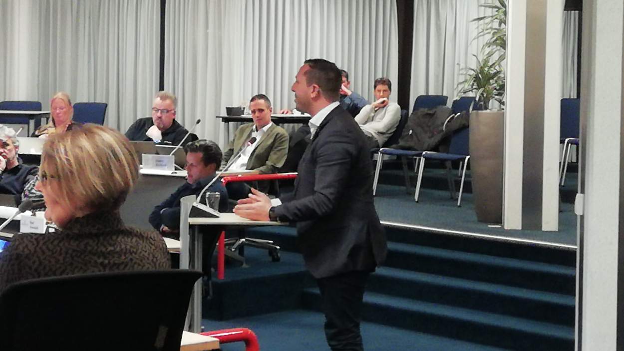 Ondergrondse parkeergarage met doorgang onder station