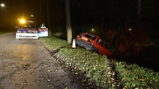 Auto rijdt sloot in Nibbixwoud 3