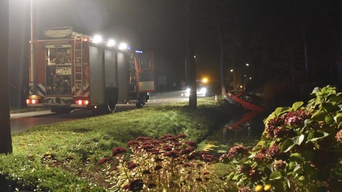 Auto rijdt sloot in Nibbixwoud 1