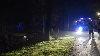 Auto rijdt sloot in Nibbixwoud 4