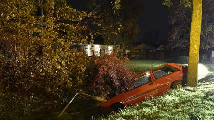 Auto rijdt sloot in Nibbixwoud 5