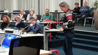 Mw. Ilona van Velze, bewoonster aan het Keern geeft namens een aantal bewoners enkele bezwaren en wensen door