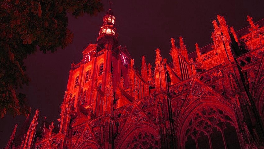 Nederlandse kerken rood op #RedWednesday