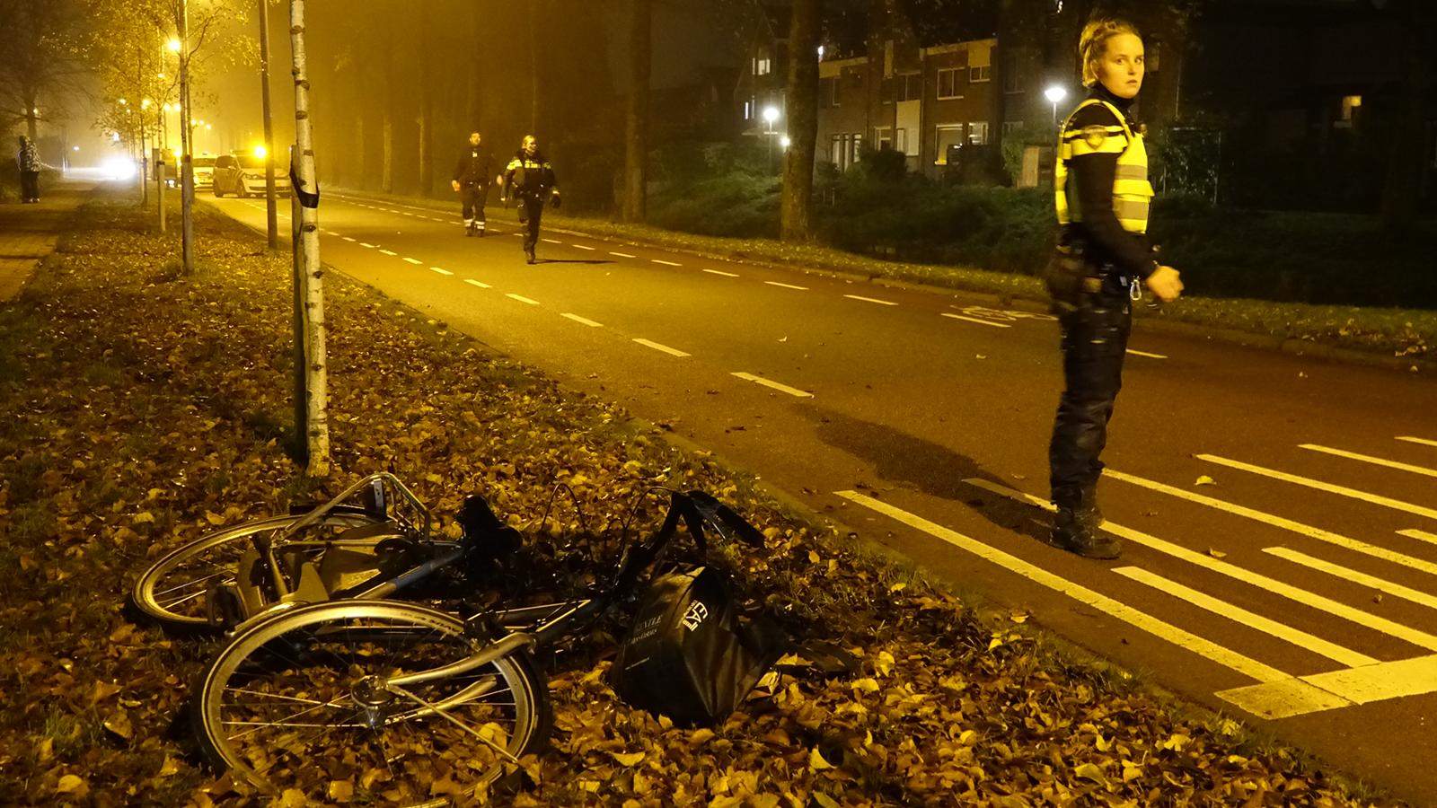 Fietser aangereden in Zwaag, automobilist rijdt door