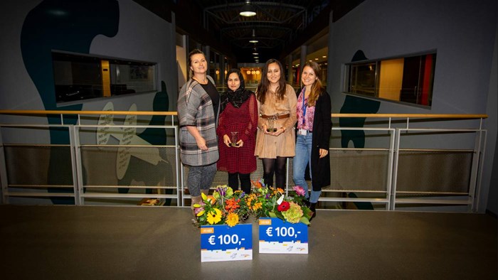 Prijsuitreiking van links naar rechts Margot Slijkerman (mentor van Kamila), Kamila, Nahid en Tessa Groot (mentor Nahid)