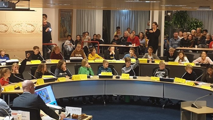 Bernardus van Bockxmeer School winnaar Kindergemeenteraad 2019 in raadzaal