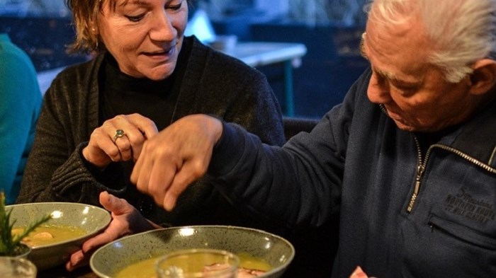 Man en vrouw en koppen snert