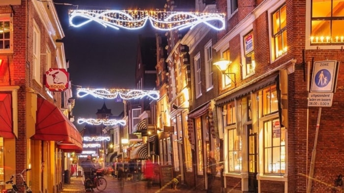 Winkelstraat Enkhuizen (foto Henk Visser)