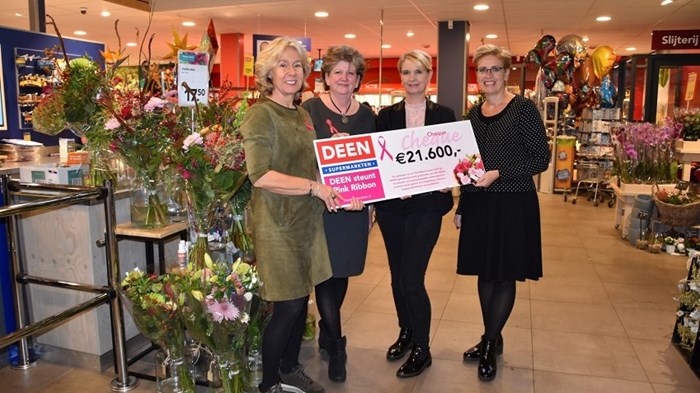 Uitreiking cheque DEEN Pink Ribbon