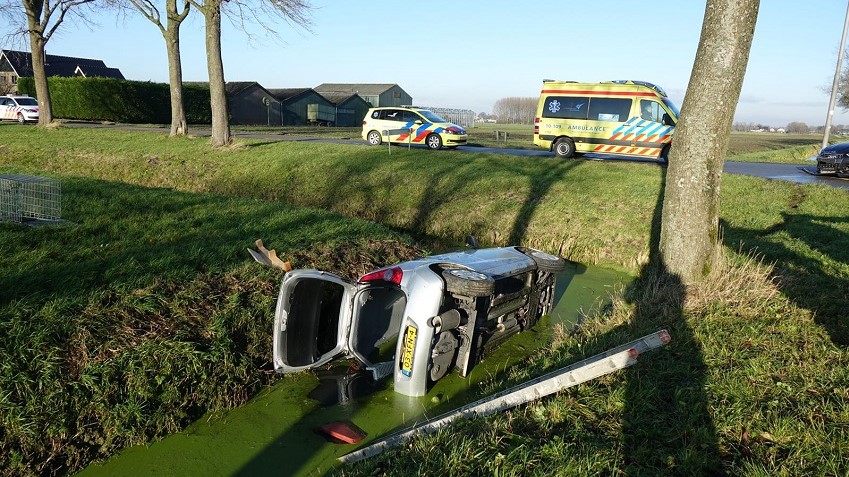 Auto te water bij botsing in Venhuizen