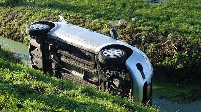 Auto te water bij botsing (Venhuizen) 2