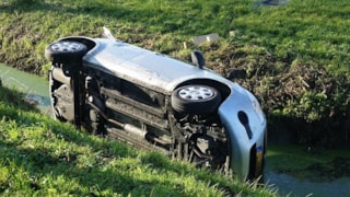 Auto te water bij botsing (Venhuizen) 2