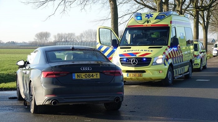 Auto te water bij botsing (Venhuizen) 4