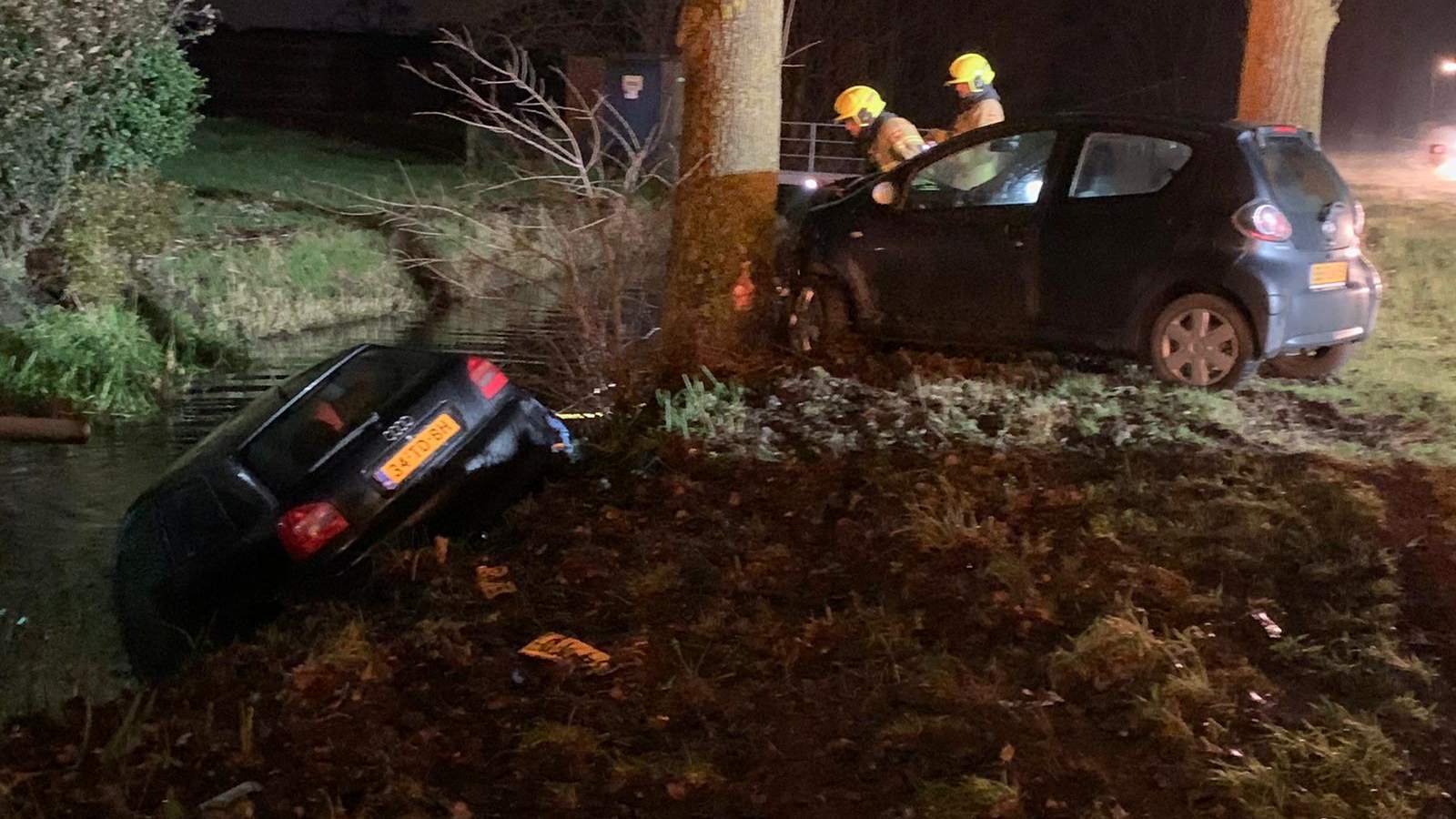 Auto in Hem bij aanrijding te water