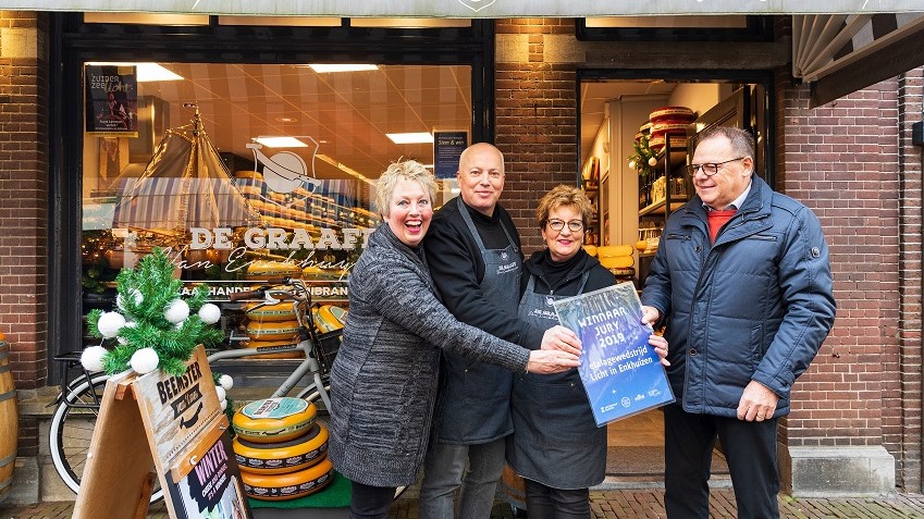 De Graaff van Enckhuysen en Jellie’s Fashion winnen etalagewedstrijd Licht in Enkhuizen