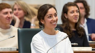 Devika Partman, winnares van de Ribbius Peletier-penning 2019 bij de uitreiking