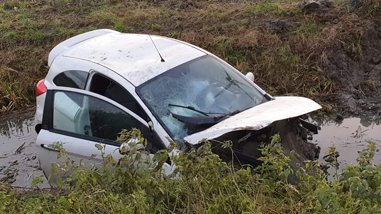 Auto rijdt vanaf de A7 met hoge snelheid de sloot in