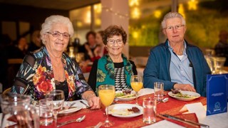 Griet Sier-Plat (midden) met haar nicht en neef, Griet en Klaas Schokker.