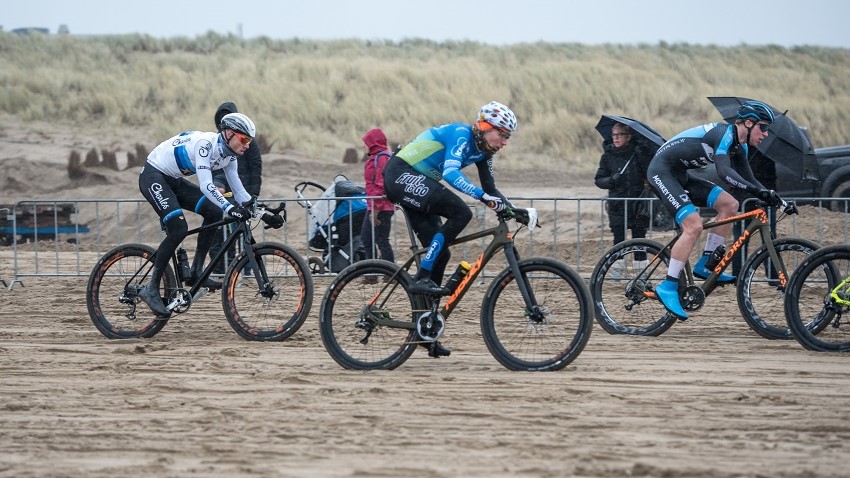Europees kampioen Ivar Slik aan de start bij Egmond-Pier-Egmond