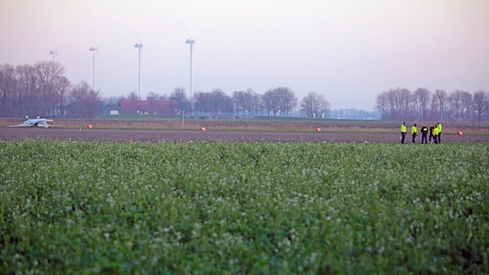 Vliegtuigje Middenmeer op kop