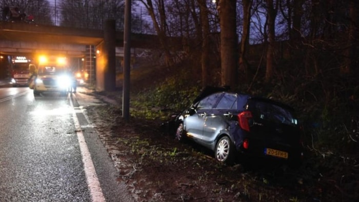 Automobilist gewond in Hoorn 1