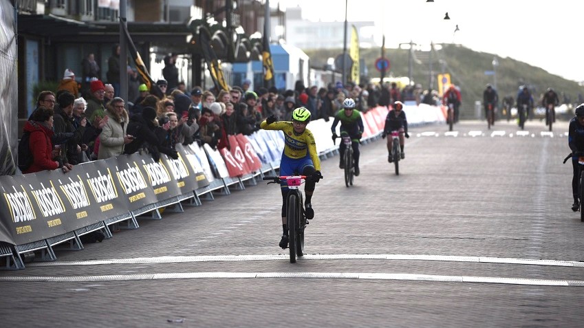 Wervershoofse Tessa Neefjes wint Egmond-Pier-Egmond 