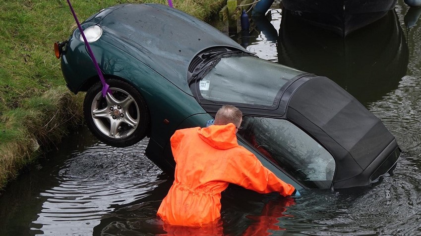 Auto te water in Enkhuizen
