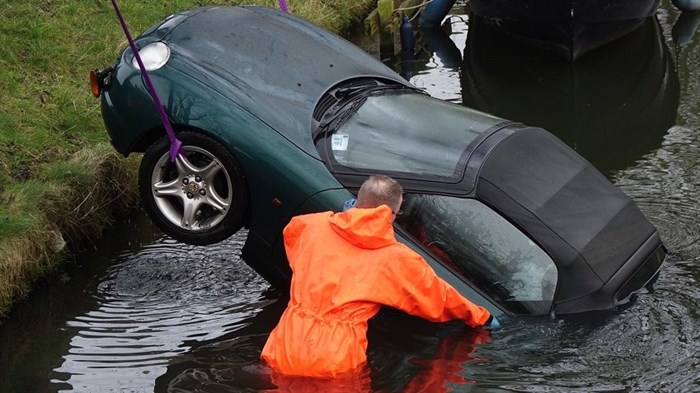 Auto te water in Enkhuizen 1