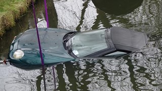 Auto te water in Enkhuizen 2