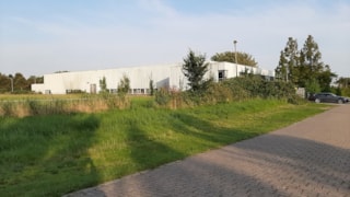 Holenkwartier met kaal stuk grond