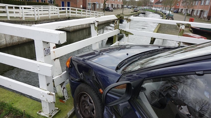 Auto tegen brug bij ongeval Enkhuizen