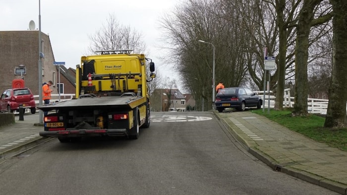 Auto tegen brug gereden bij ongeval Enkhuizen 1
