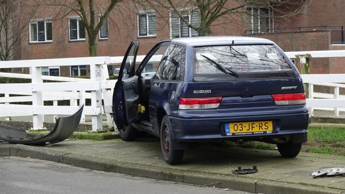 Auto tegen brug gereden bij ongeval Enkhuizen 2