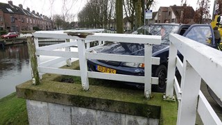 Auto tegen brug gereden bij ongeval Enkhuizen 3