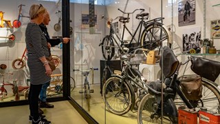 Stepjes kinderfietsjes Solex bromfiets driewieler in Museum 20e Eeuw