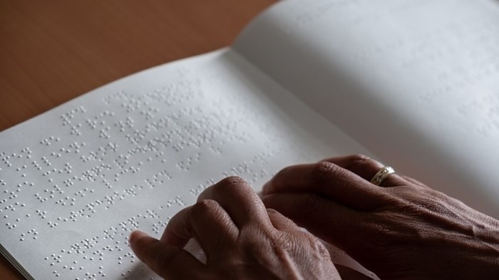 Lezende handen met braille