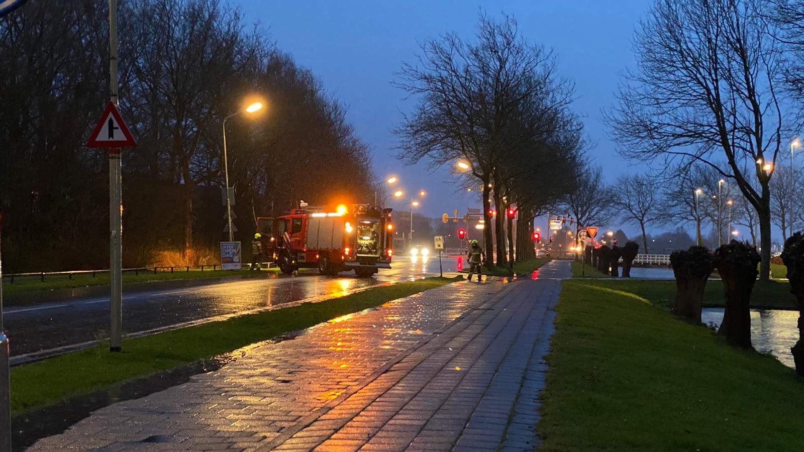 Straat afgezet in Enkhuizen om wateroverlast