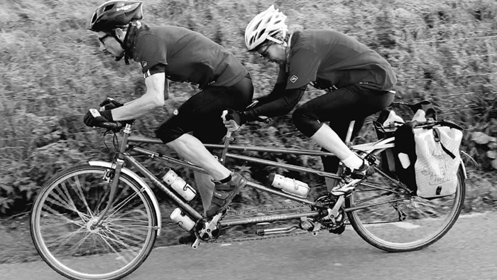 Angelique en Taner op de tandem