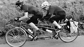 Angelique en Taner op de tandem