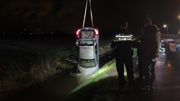 Auto op zijn kop te water (De Weere) 2