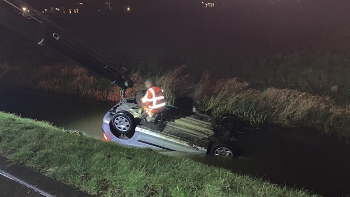 Auto op zijn kop te water (De Weere)
