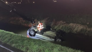 Auto op zijn kop te water (De Weere)