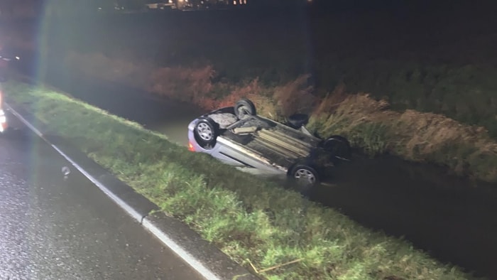 Auto op zijn kop te water (De Weere) 1