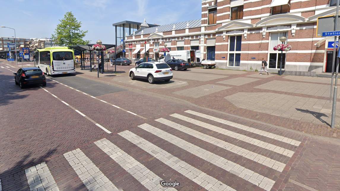 Bestuurder doorgereden na aanrijding vrouw op zebrapad