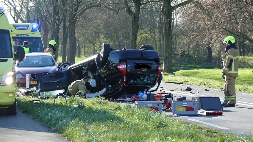 Auto over de kop Venhuizen: bestuurder overleden